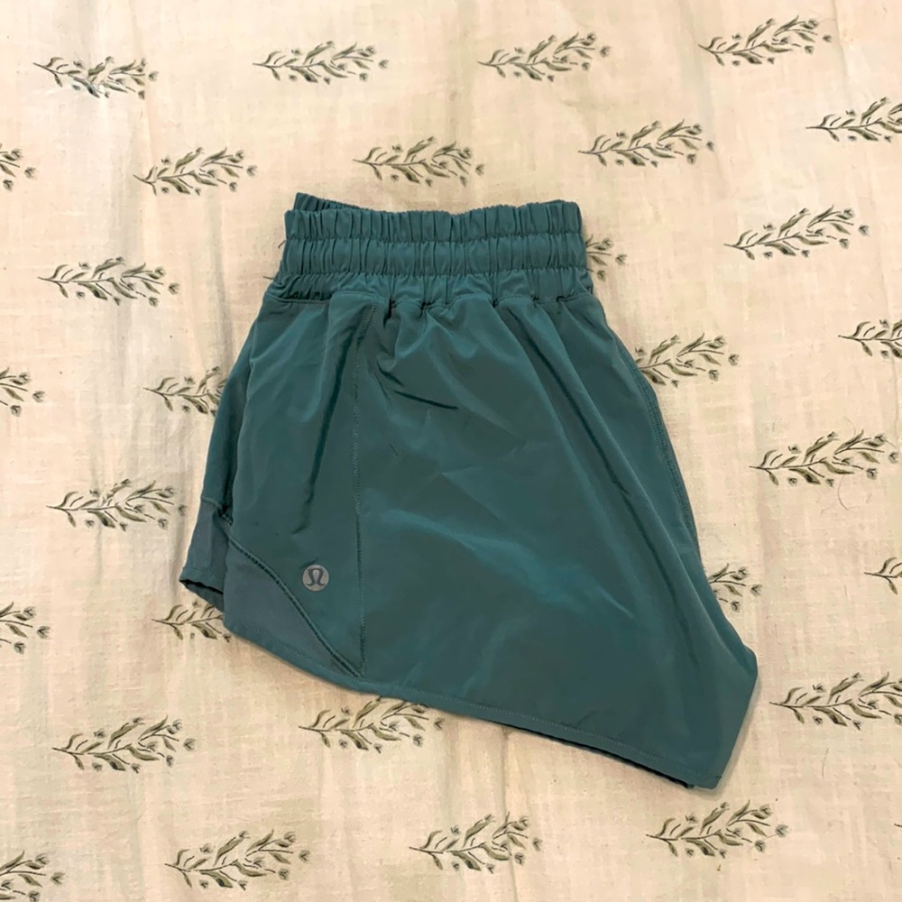 Lululemon hotty hot lined shorts 2.5